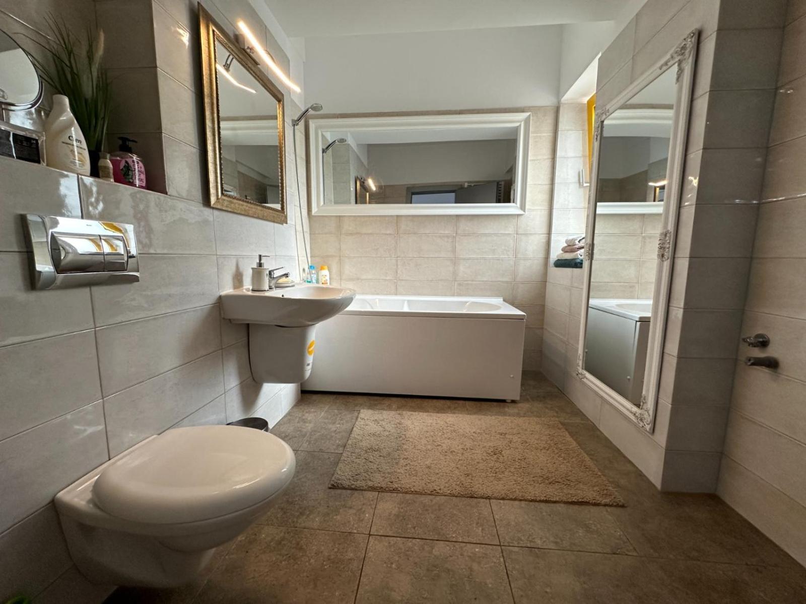 Downtown "Rendez-Vous" Luxury Apartment Bacau Luaran gambar