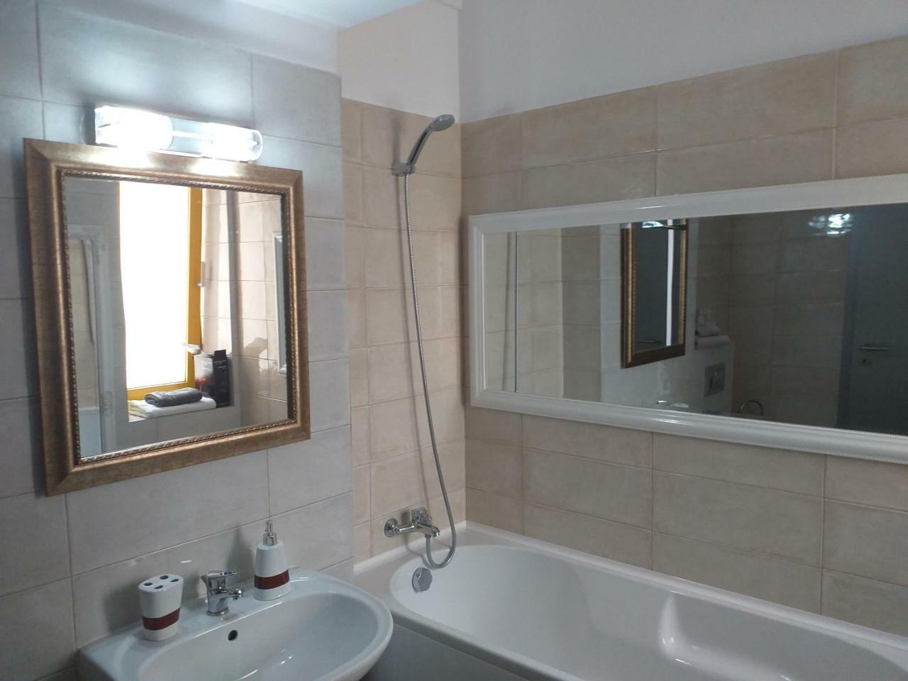 Downtown "Rendez-Vous" Luxury Apartment Bacau Luaran gambar