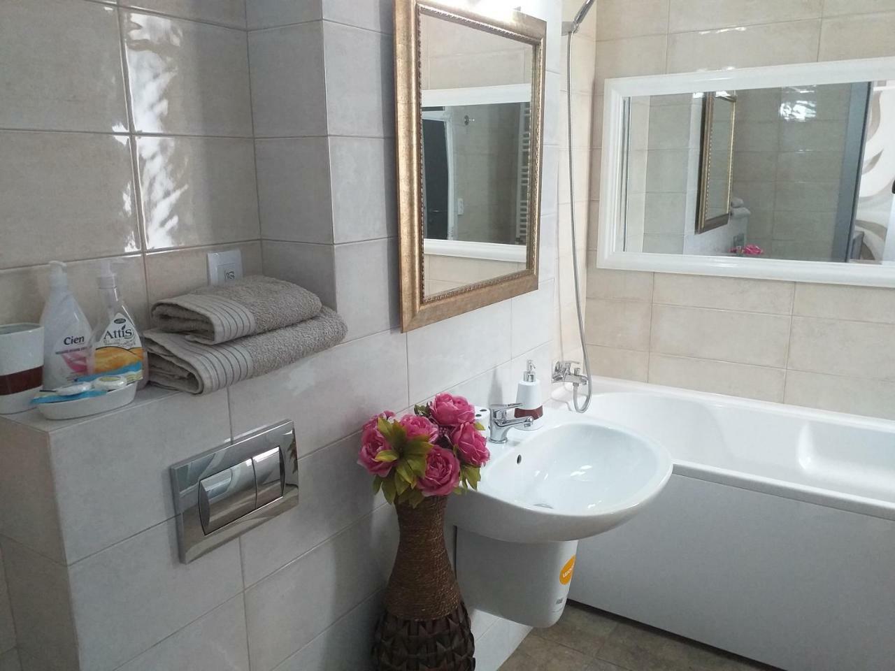 Downtown "Rendez-Vous" Luxury Apartment Bacau Luaran gambar