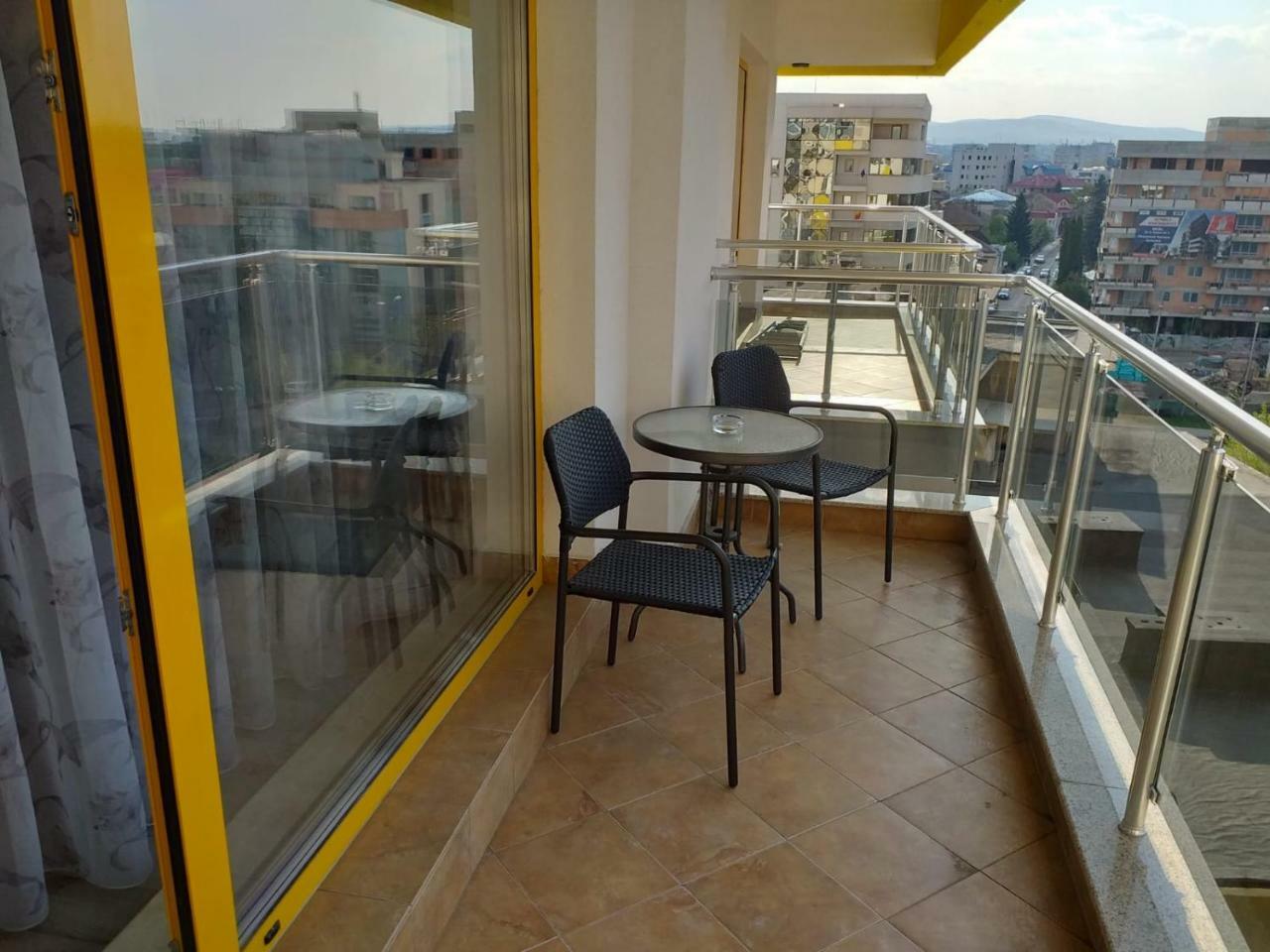 Downtown "Rendez-Vous" Luxury Apartment Bacau Luaran gambar