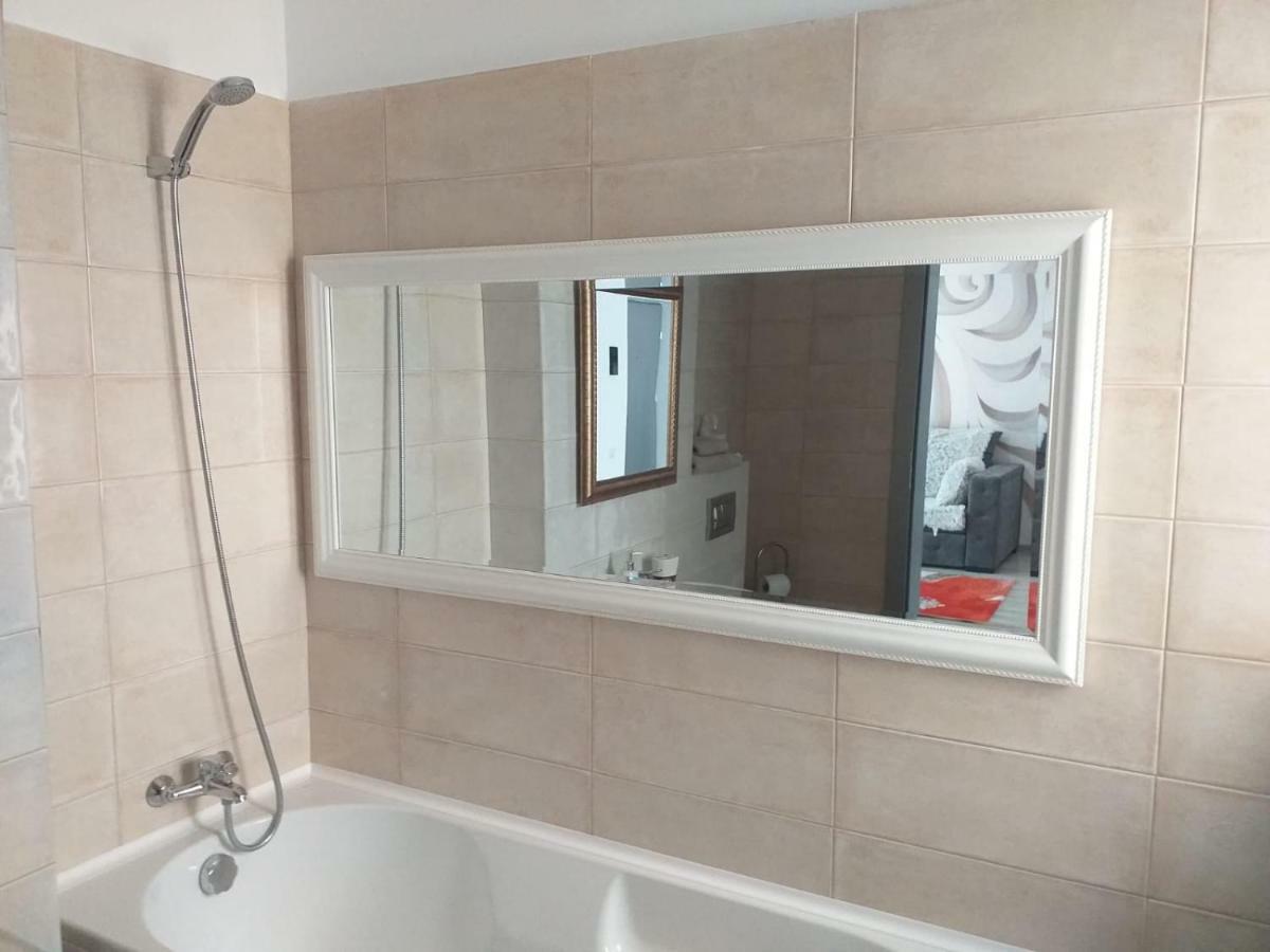 Downtown "Rendez-Vous" Luxury Apartment Bacau Luaran gambar