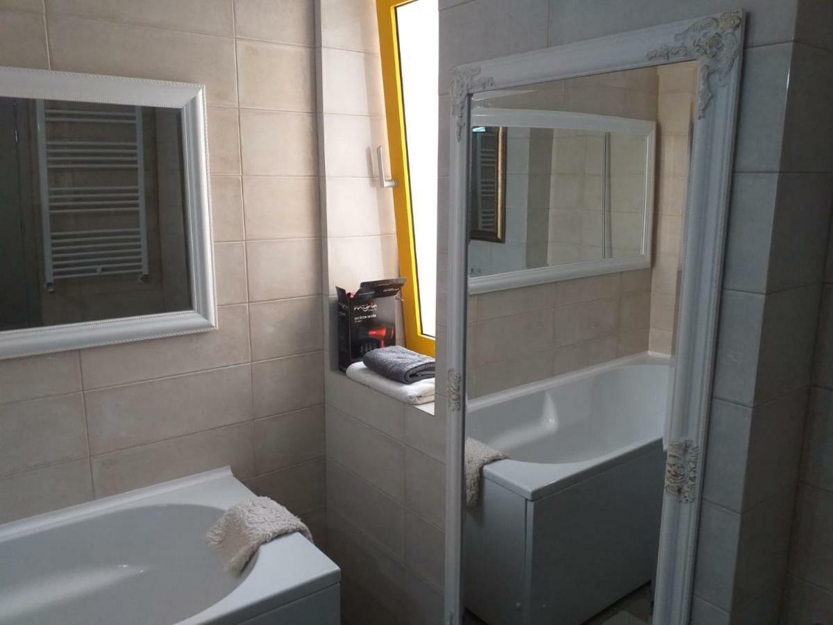 Downtown "Rendez-Vous" Luxury Apartment Bacau Luaran gambar